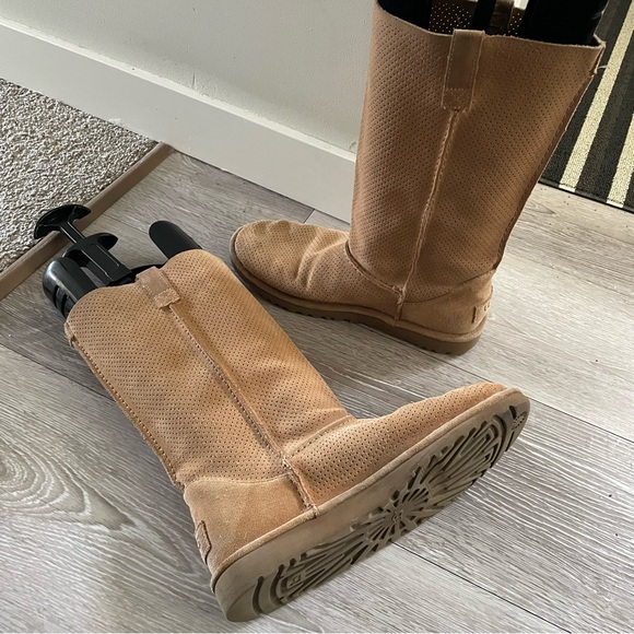 UGG Classic Unlined Perforated 100% Suede Leather Boots Tall Tan Women’s Size 8 - Picture 3 of 9